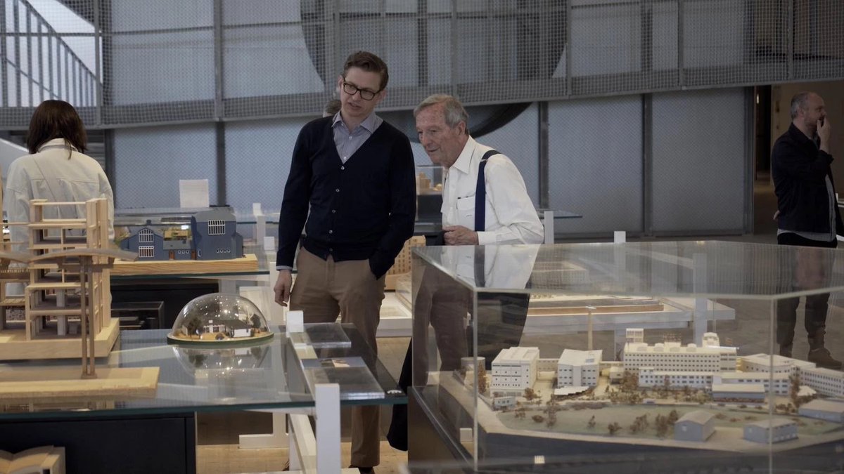 arquitect_viva's tweet photo. ‘Rafael Moneo revisita su obra’ en La 2 de RTVE
https://t.co/eEcaMVO7iX
El documental “Rafael Moneo revisita su obra” se estrena el domingo 29 de septiembre a las 21:30 en el programa Imprescindibles de La 2 de RTVE. La prolífica obra de Rafael Moneo (Tudela, 1937) y su singular manera de afrontar el proceso creativo conforman las bases de este documental, dirigido por Poldo Pomés, en una coproducción de la Fundación Arquia.
@rtve @rtveplay @Impres_TVE @FundacionArquia