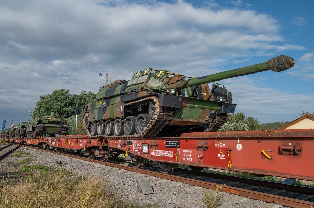 NATOBGRomania's tweet image. #StrongerTogether
L’Échelon de soutien national de la mission AIGLE organise des acheminements stratégiques de matériel par voie ferrée entre la 🇫🇷et la 🇹🇩. 
Ces opérations logistiques sont menées en collaboration avec la 🇹🇩, qui assure la sécurité et l’escorte des convois.