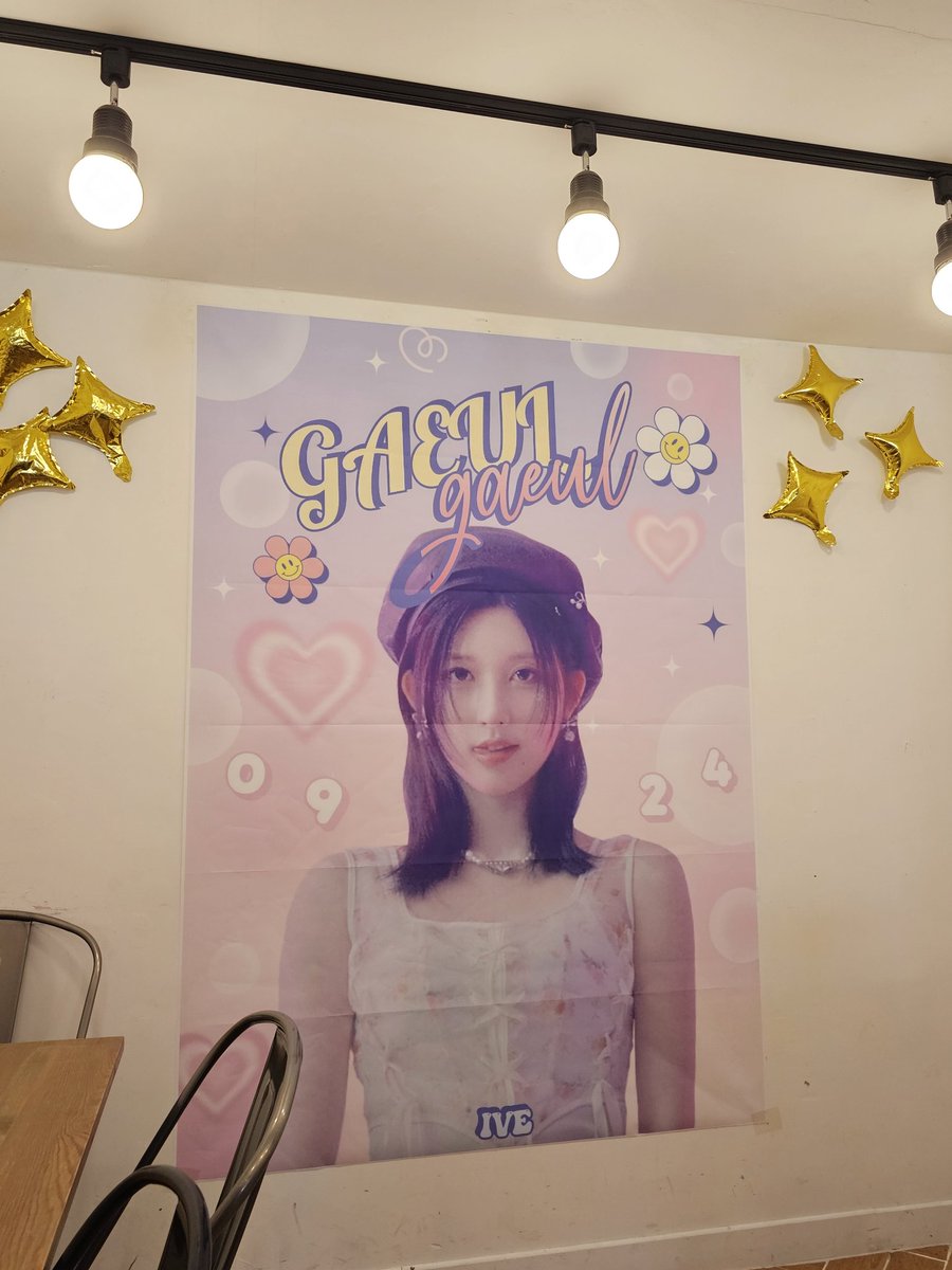 dive_into_yu's tweet photo. #가을선배의_행복한_생일

하나밖에없는 가을이 대구생카에 다녀왔다! 가을이생카는 처음 가봤는데 분위기도 좋고 무엇보다 달이쿠키가 넘 귀여웠다💗
다만 특전들이 연휴때문에 늦게도착해서 그점이 좀 아쉽긴했디만 덕분에 안녕즈생카특전과 인화사진도 덤으로받고 좋았던거같당😆 https://t.co/8mw8VcckLh