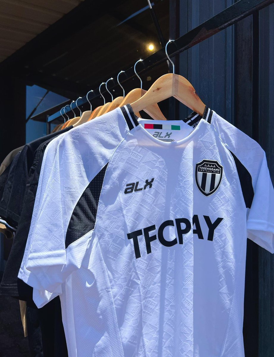 FCTerengganu's tweet photo. Jadi yang terawal untuk mendapatkan jersi home ๐๐ฌ๐๐๐ง ๐๐ฅ๐ฎ๐ ๐๐ก๐๐ฆ๐ฉ๐ข๐จ๐ง๐ฌ๐ก๐ข๐ฉ ๐๐๐ซ๐๐ง๐ ๐ ๐๐ง๐ฎ ๐
๐!! Kini boleh mula didapati di kiosk TFC Direct Stadium Sultan Mizan Zainal Abidin!! ๐ด๐ณ๏ธ
#ALXxTFC
#TerengganuFC
#WeBleedBlackAndWhite https://t.co/Px8RrSRdxw