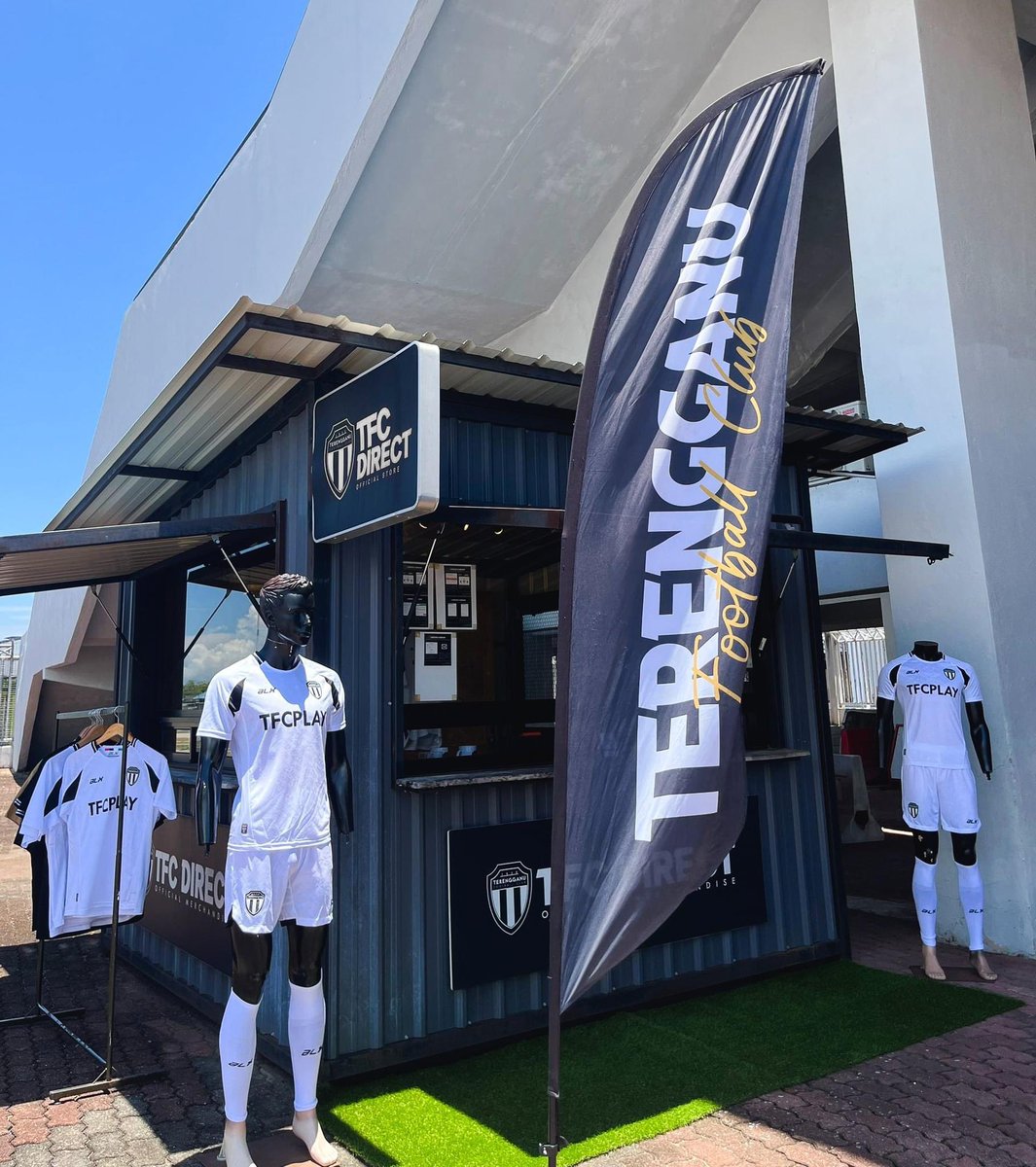FCTerengganu's tweet photo. Jadi yang terawal untuk mendapatkan jersi home ๐๐ฌ๐๐๐ง ๐๐ฅ๐ฎ๐ ๐๐ก๐๐ฆ๐ฉ๐ข๐จ๐ง๐ฌ๐ก๐ข๐ฉ ๐๐๐ซ๐๐ง๐ ๐ ๐๐ง๐ฎ ๐
๐!! Kini boleh mula didapati di kiosk TFC Direct Stadium Sultan Mizan Zainal Abidin!! ๐ด๐ณ๏ธ
#ALXxTFC
#TerengganuFC
#WeBleedBlackAndWhite https://t.co/Px8RrSRdxw