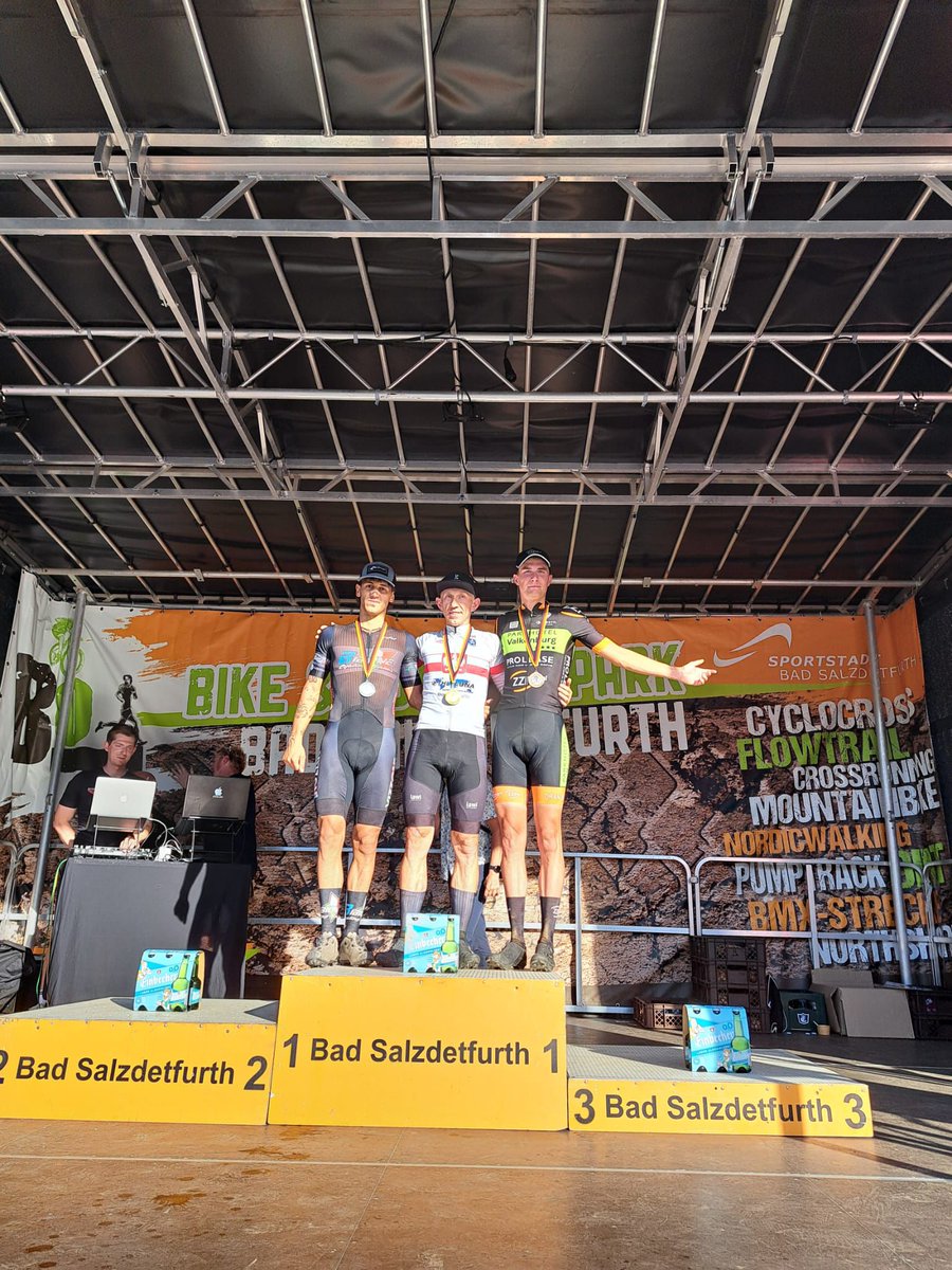 OrangeBabiesCT's tweet photo. Afgelopen weekend gingen vier renners van Parkhotel-ZZPR.nl-Orange Babies Cycling Team naar Duitsland voor twee wedstrijden in Bad Salzdetfurth. Vooral zondag was succesvol, met podiumplaatsen voor Cas Timmermans en Danny van Lierop. 
https://t.co/PrITe9l2IK https://t.co/ekQxxDYCXq