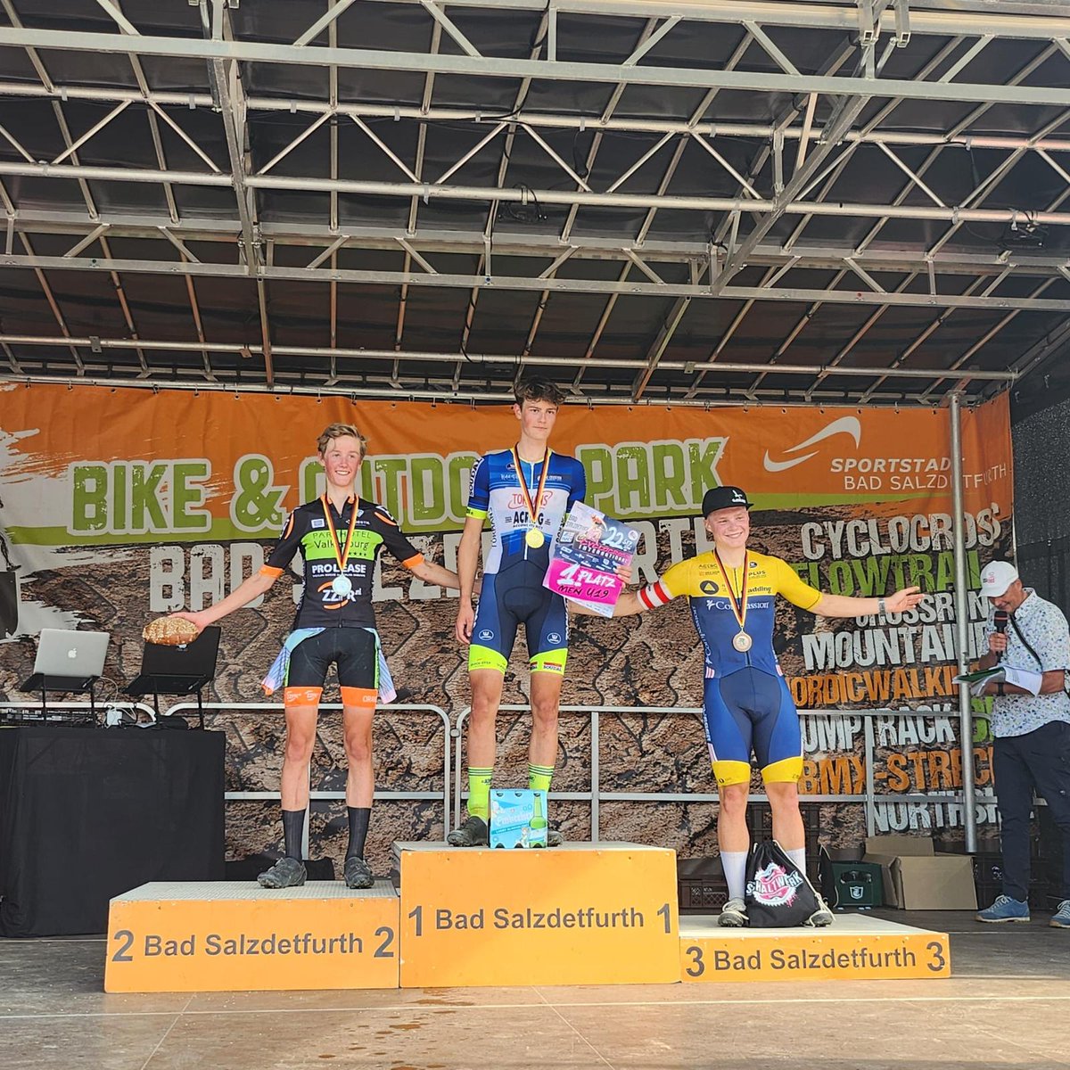 OrangeBabiesCT's tweet photo. Afgelopen weekend gingen vier renners van Parkhotel-ZZPR.nl-Orange Babies Cycling Team naar Duitsland voor twee wedstrijden in Bad Salzdetfurth. Vooral zondag was succesvol, met podiumplaatsen voor Cas Timmermans en Danny van Lierop. 
https://t.co/PrITe9l2IK https://t.co/ekQxxDYCXq
