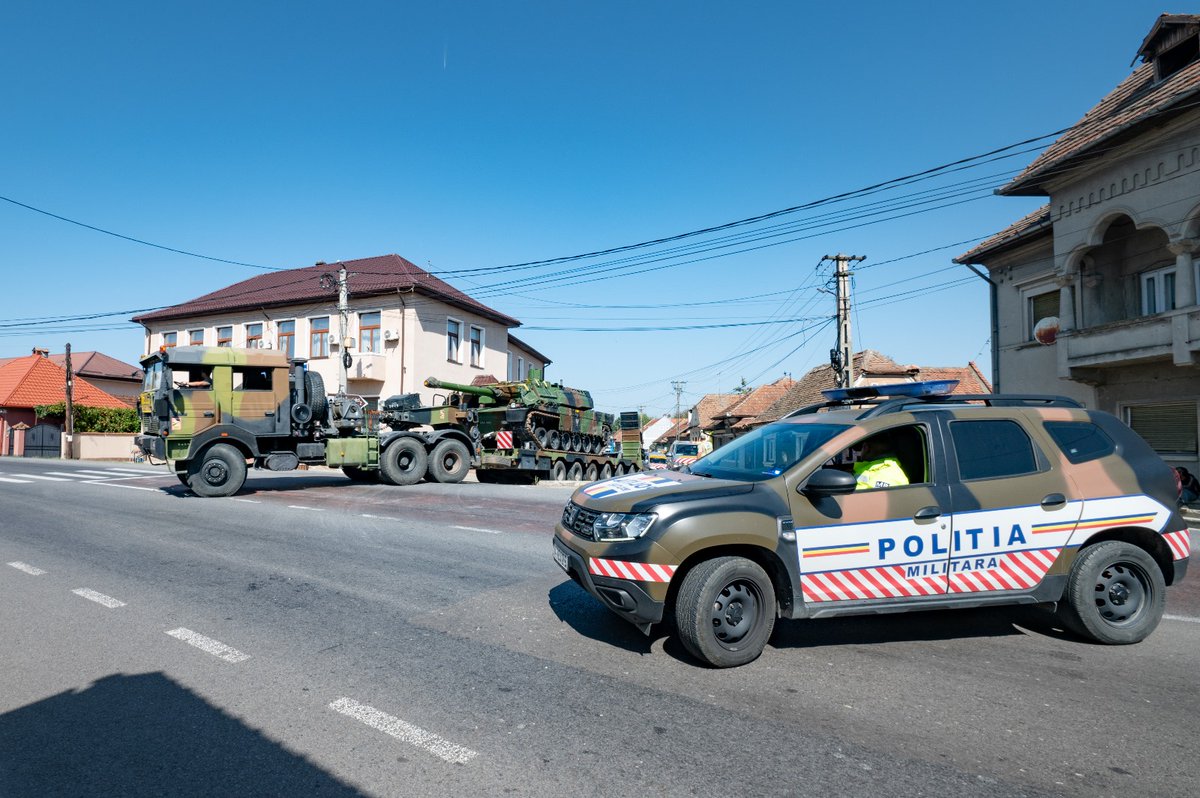 NATOBGRomania's tweet image. #StrongerTogether
L’Échelon de soutien national de la mission AIGLE organise des acheminements stratégiques de matériel par voie ferrée entre la 🇫🇷et la 🇹🇩. 
Ces opérations logistiques sont menées en collaboration avec la 🇹🇩, qui assure la sécurité et l’escorte des convois.