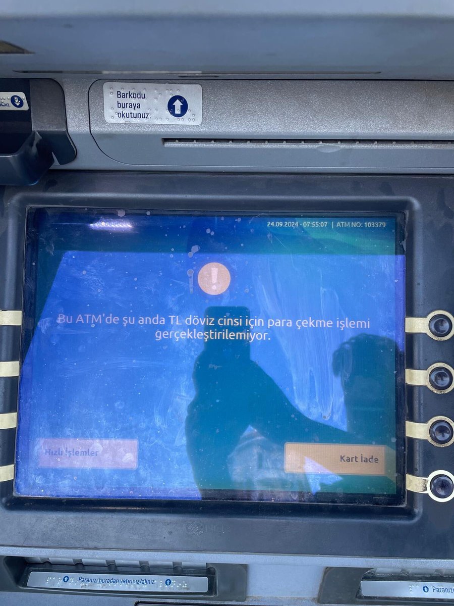 mynet's tweet photo. Bankalarda yaşanan ATM arızaları, özellikle emekliler başta olmak üzere birçok vatandaşı mağdur ediyor. 

ATM'lerin para yatırmaya açık ama para çekmeye kapalı olması dikkat çekerken, bilişim uzmanları bankaların bilinçli olarak nakit vermediğini, tüketiciyi kredi kartına yönlendirdiğini iddia ediyor. 

Tüketici dernekleri ise bu duruma karşı yaptırım uygulanması gerektiğini savunuyor ve, "Aynı ATM iki gün para vermezse suç" diyor.