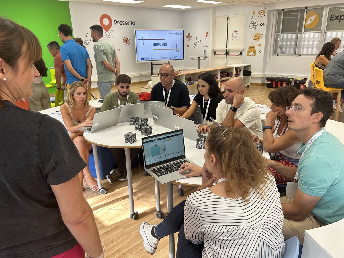 DigitalProf_RM's tweet photo. 👏🏽👏🏽👏🏽Hemos pasado otra buena jornada de puertas abiertas en el #Auladelfuturo de la Región de Murcia, junto a @CeipBernal @CEIPGarbanzal @AlcoleaLacal @CEIPmanuelarome @coleinfanta @san_coop  @ceipluiscosta @CBMGERONIMOBELD
@Educarm @CPRRegionMurcia @AdF_RdeMurcia https://t.co/3TeldSzSBe