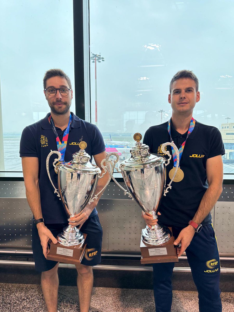 El professor <a href="/JordiMeta/">Jordi Merino Tantinyà</a> i els graduats #cafeuvic <a href="/annacasarramona/">Anna Casarramona</a> i Aleix Rovira, campions del món als World Skate Games amb les seleccions espanyoles absolutes.
En Jordi i l'Anna amb la femenina i l'Aleix amb la masculina.
Moltes felicitats!
Fotografies <a href="/FedPatinaje/">RFEPatinaje</a>