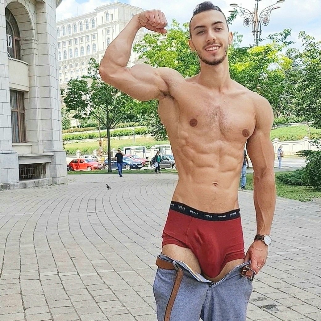 danmuscles1's tweet photo. Biceps or 🍆 ? https://t.co/f2TyPDCJuC