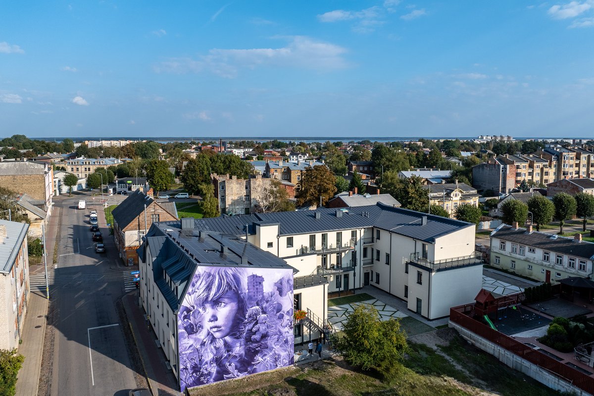 liepajalv's tweet photo. 🎨Liepājā izveidots jauns lielformāta sienu gleznojums - franču ielu mākslinieka Aéro darbs trīs stāvu nama augstumā!🎨

Vairāk lasi: https://t.co/yg6TbaFMjh https://t.co/EavTSW4F4G