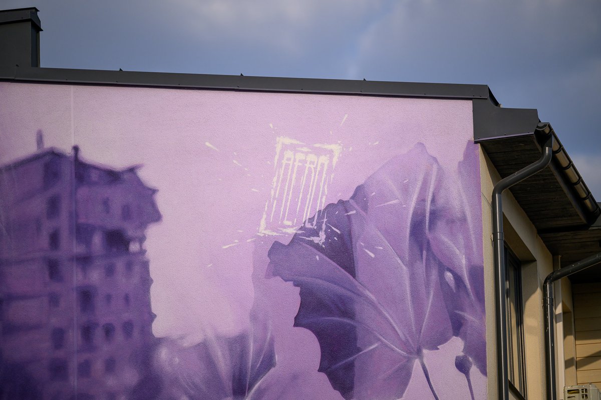 liepajalv's tweet photo. 🎨Liepājā izveidots jauns lielformāta sienu gleznojums - franču ielu mākslinieka Aéro darbs trīs stāvu nama augstumā!🎨

Vairāk lasi: https://t.co/yg6TbaFMjh https://t.co/EavTSW4F4G