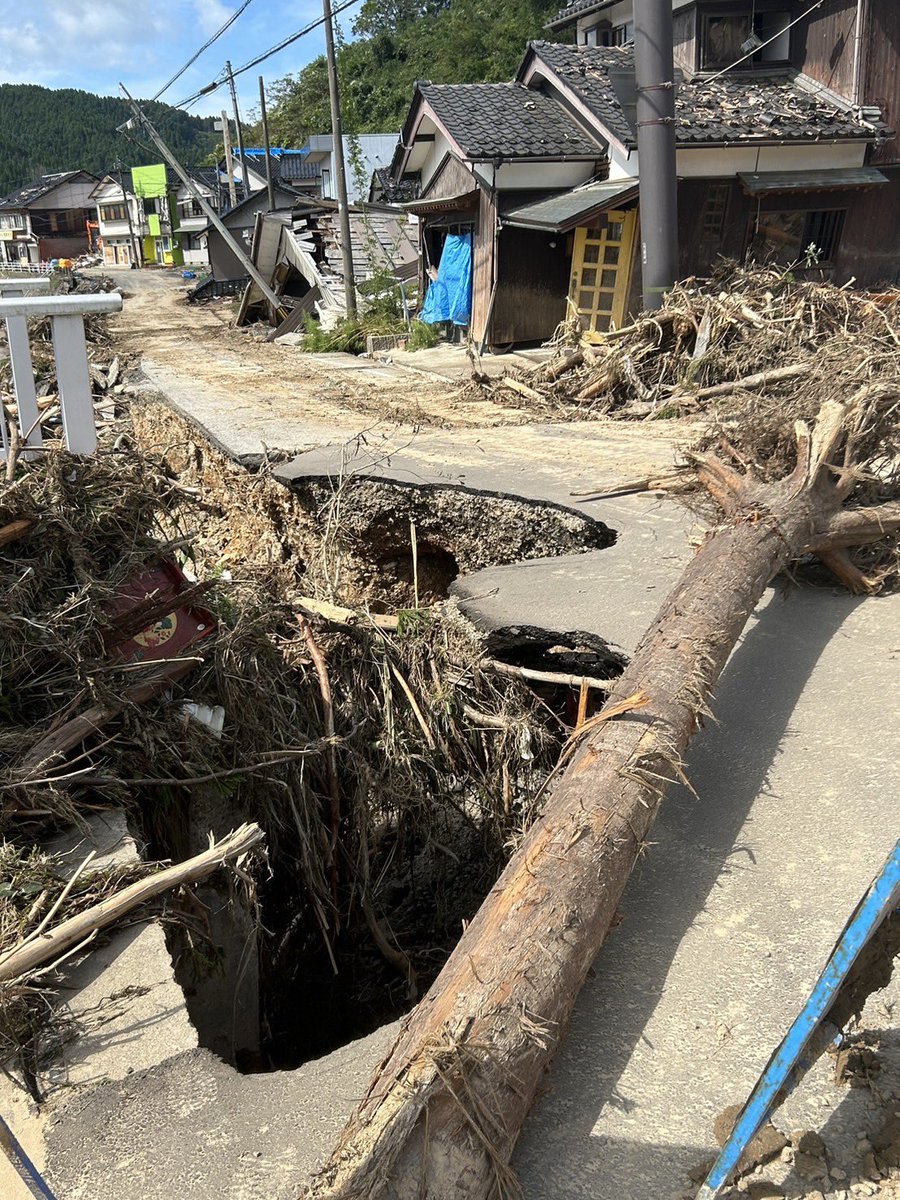 VEGA_T's tweet photo. 【令和6年9月能登半島豪雨能登豪雨水害支援報告】
9/24

輪島市町野にあるガソリンスタンドの泥かき実施。

当分の間、現地は人手が必要となります。
作業への参加、質問などありましたらお気軽にお問い合わせ下さい。

引き続きご支援ご協力のほど宜しくお願い致します。

————————————
#ボンジャス
#bondandjustice
#被災地支援
#被災地炊き出し
#令和6年能登半島地震
#令和6年7月豪雨災害支援山形酒田
#令和6年9月能登半島豪雨災害支援