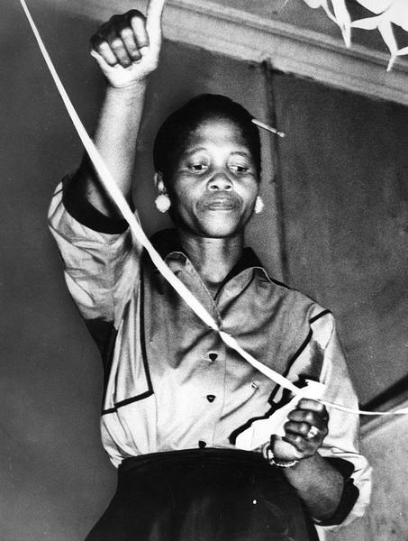 MujeresPasado's tweet photo. Mma #Ngoyi en 1957, 1ª mujer electa para formar parte del comité ejecutivo de la ANC. También presidió la Federación de Mujeres de Sudáfrica (en inglés: Federation of South African Women - FSAW) que contribuyó a crear. Fue detenida en varias ocasiones y encarcelada por su lucha. https://t.co/lE94kQP8k8