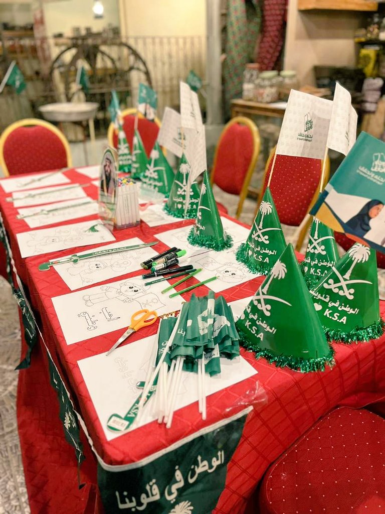 AlAhyaaMak's tweet photo. مركز حي النزهة يحتفي باليوم الوطني السعودي 94🇸🇦🎊🎉🌴
#اليوم_الوطني_السعودي٩٤ 
#نحلم_ونحقق       
#أحياؤنا https://t.co/JeRIxeayLD