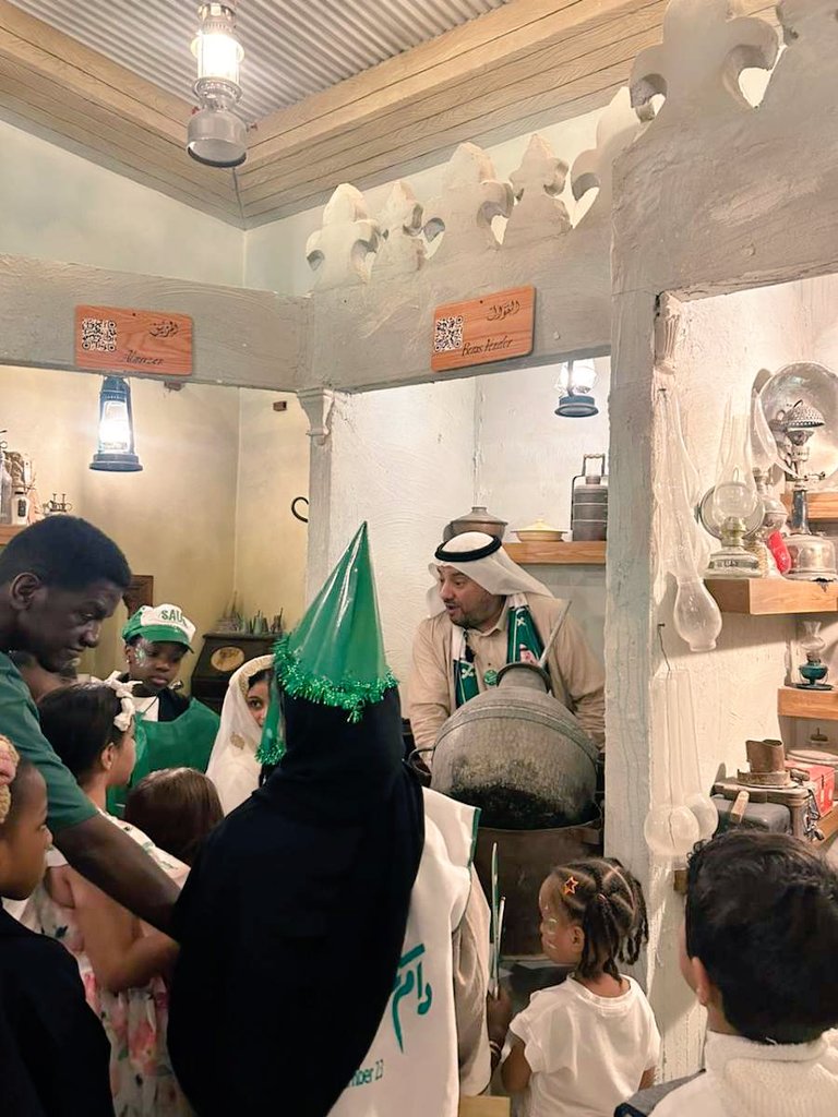 AlAhyaaMak's tweet photo. مركز حي النزهة يحتفي باليوم الوطني السعودي 94🇸🇦🎊🎉🌴
#اليوم_الوطني_السعودي٩٤ 
#نحلم_ونحقق       
#أحياؤنا https://t.co/JeRIxeayLD