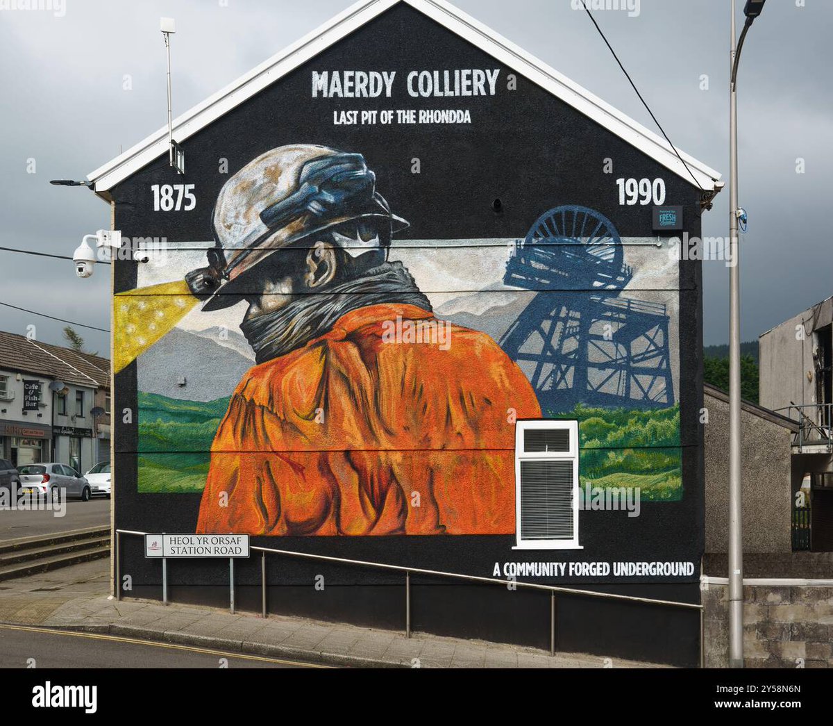 MaranathaPhotos's tweet photo. #Maerdy #RhondaValley A mural by 'Fresh Creative Co' (Swansea), commissioned by Electrical (local business)+painted on the wall of their premises in the town. #SouthWales #miningclosure #commemorative 'A community forged underground' 1875-1990. Info: https://t.co/DQA1TOp91i https://t.co/WZi7Zzyeym
