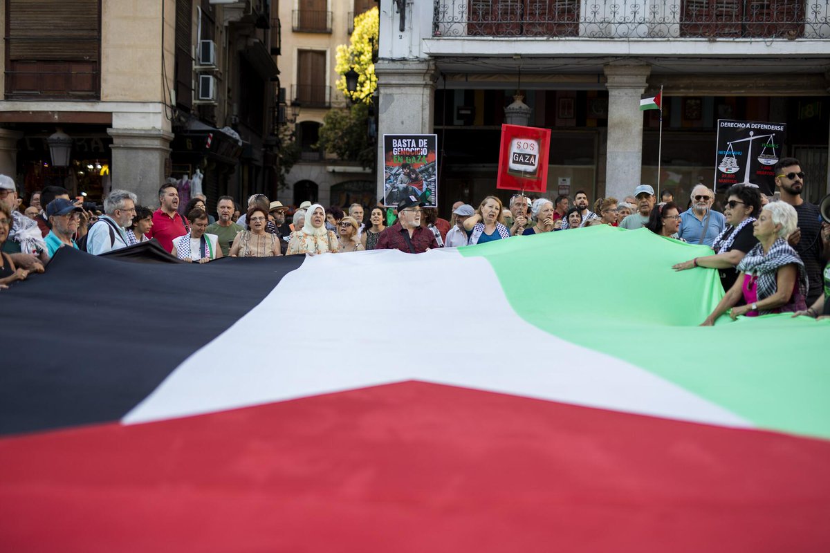 ElSaltoDiario's tweet photo. 🇵🇸 @CGT  y @SoliObrera, convocantes del #27SHuelgaPorPalestina, llaman a ir a la huelga por humanidad y conciencia de clase.

📢La convocatoria de huelga general y jornada de lucha por Palestina toma fuerza en al menos 50 localidades del Estado español.

📌A 48 horas de la cita, hay ya más de 100 convocatorias descentralizadas entre piquetes, concentraciones y marchas de 163 organizaciones y colectivos, para este viernes 27 de septiembre.

✍🏼 @SusiQiuMad 
📷 @Dafernicola 
https://t.co/J5vElTM5M7
