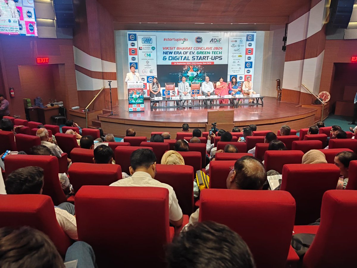 tsc_logicladder's tweet image. Speaking at the Viksit Bharat Conclave organized by @phdcci, our co-founder and CEO, Mayank Chauhan highlighted the role of technology in decarbonisation.

#LogicLadder #TheSustainabilityCloud #ViksitBharatConclave2024 #GreenTech #phdcci #event #Sustainability #Innovation