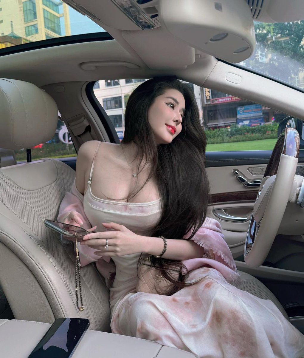 nngoctran2001's tweet photo. Ngực to nặng quá mấy anh https://t.co/yConUlE3xx