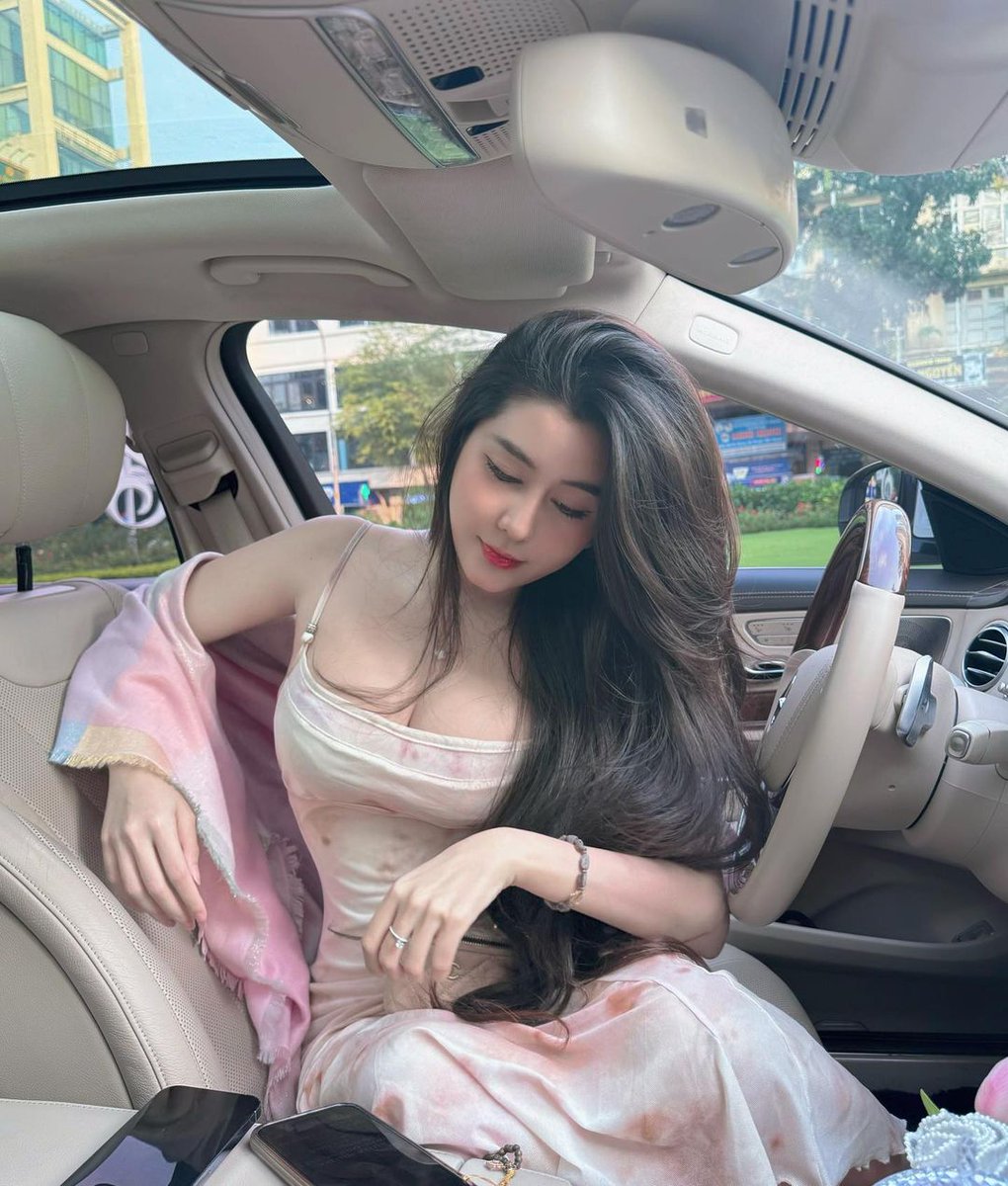 nngoctran2001's tweet photo. Ngực to nặng quá mấy anh https://t.co/yConUlE3xx