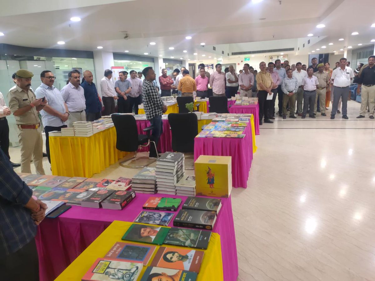 CgstAuditNoida's tweet photo. हिंदी पखवाड़ा - 2024 के अंतर्गत दिनांक 24.09.2024 को केंद्रीय माल एवं सेवाकर लेखा परीक्षा आयुक्तालय के प्रांगण में श्री गौरव कुमार, प्रधान आयुक्त द्वारा एवं अन्य आयुक्तालयों के सहयोग से लघु पुस्तक मेला का आयोजन किया गया |
@cbic_india @cgstcusmeerut @dghrd_cbic @RajbhashaVibhag https://t.co/TUwaDbtO5w