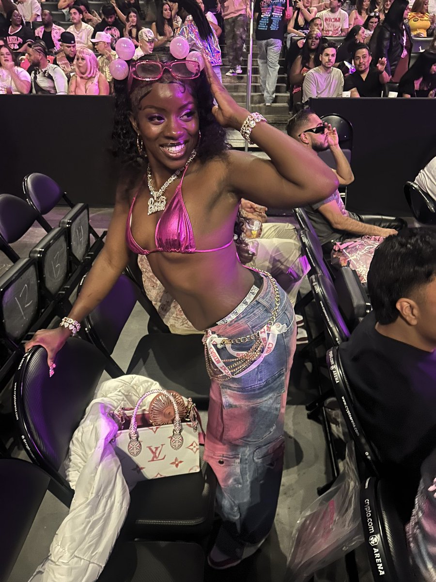 traceetodoroki's tweet image. Phenomenal as Fuck at @NICKIMINAJ 💕🛸 #GagCityLosAngeles #GagCityLa