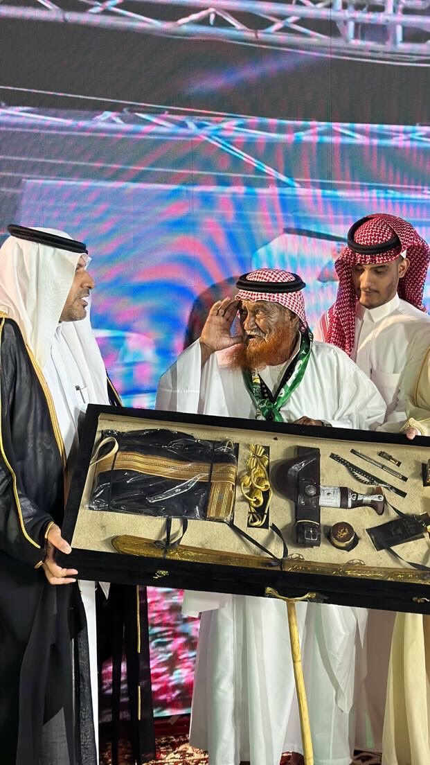تم تكريم والدي الشيخ / حامد زراق الحجيري السلمي حفظه الله من قبل وكيل المحافظة عبيد المقاطي واللجنة المنظمة في احتفال الاهالي بمناسبة  #اليوم_الوطني_السعودي_94  
في ممشى مخطط البحرة  بمحافظة #الكامل 

وهذا غير مستغرب عليهم، فهم للوفاء أهل ..♥️