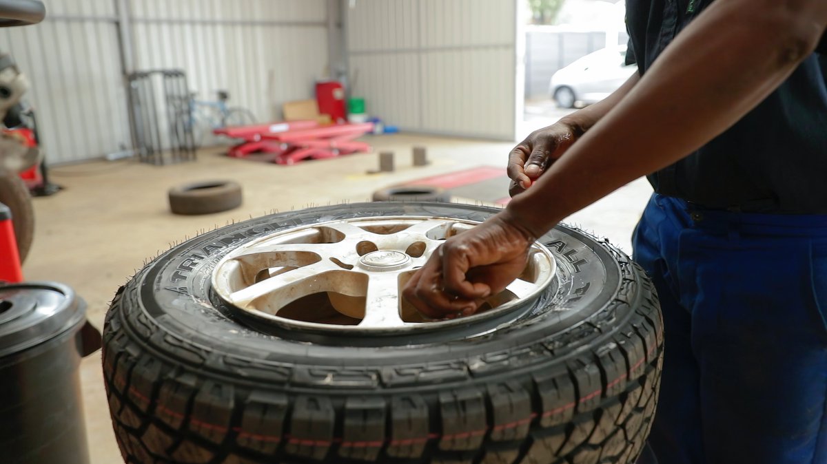 TyreZim's tweet image. Wednesday Wisdom: Bead Seating 
📌The process of fitting tyres involves ensuring the tyre beads properly seat against the rim, which is crucial for preventing air leaks.

#BeadSeating #TyreFitting #ProperInstallation #VehicleSafety #InflationProcess
#TyreKnowledge #ExpertAdvice