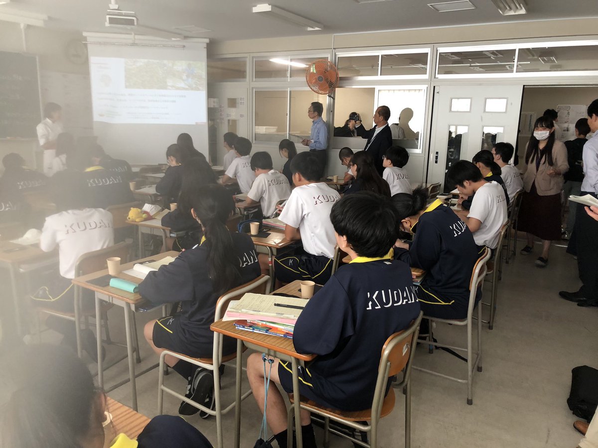 tokyonie4760's tweet photo. 今日（25日）は千代田区立九段中等教育学校の黄俐嘉先生に英語の公開授業をして頂きました。チョコレート産業に隠された影の部分を扱った教材をもとにフェアトレードなどの取り組みをしている企業と連携した授業。チョコレートを食べるたびに今日の授業が思い出されそうです。🍫 https://t.co/UrbsMy6CK2