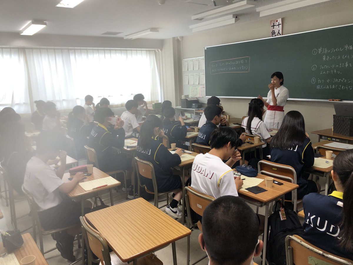 tokyonie4760's tweet photo. 今日（25日）は千代田区立九段中等教育学校の黄俐嘉先生に英語の公開授業をして頂きました。チョコレート産業に隠された影の部分を扱った教材をもとにフェアトレードなどの取り組みをしている企業と連携した授業。チョコレートを食べるたびに今日の授業が思い出されそうです。🍫 https://t.co/UrbsMy6CK2