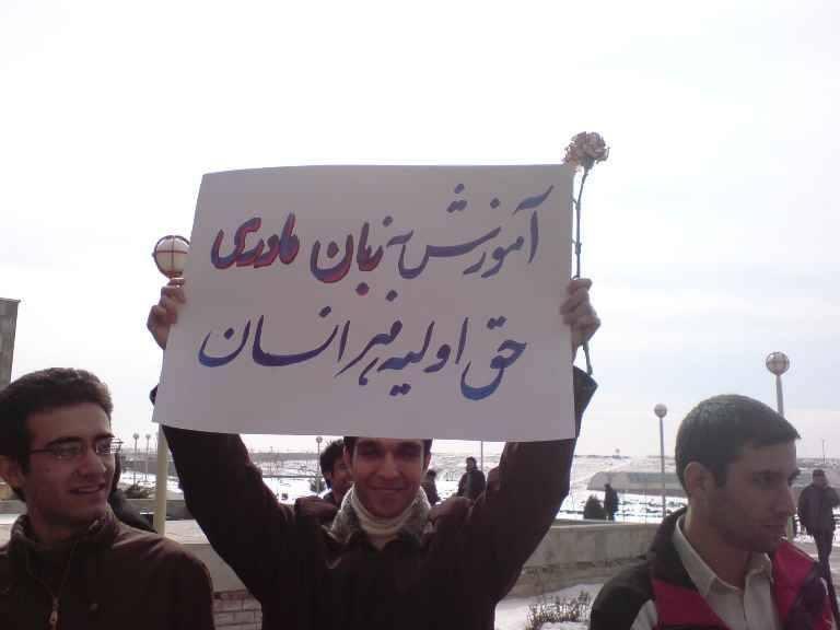 SinaYousefilaw's tweet photo. با توجه به مقررات ذکر شده در کنوانسیون مبارزه با تبعیض در امر آموزش که در ردیف قواعد آمره بین‌المللی هستند، می‌توان گفت که محرومیت جمعیت بزرگی از کودکان در ایران که زبان مادری غیرفارسی دارند از #آموزش_به_زبان_مادری ، به عنوان نقض تعهدات ایران تحت این کنوانسیون تلقی می‌شود. عدم دسترسی به آموزش به زبان مادری به عنوان نوعی تبعیض بر اساس «زبان» تلقی می‌شود، که در این کنوانسیون به عنوان یکی از مبانی تبعیض مطرح شده است. این مسئله مانعی برای دسترسی برابر به آموزش با کیفیت است و موجب می‌شود که کودکان غیر فارسی‌زبان نتوانند از فرصت‌های آموزشی به صورت برابر بهره‌مند شوند. به عبارت دیگر، بر اساس کنوانسیون مبارزه با تبعیض در امر آموزش، دولتی که به این کنوانسیون ملحق می‌شود، باید تضمین کند که هیچ‌گونه تبعیضی بر اساس زبان، نژاد، رنگ، جنسیت، یا هر ویژگی دیگر در امر آموزش وجود ندارد. بنابراین، عدم ارائه آموزش به زبان مادری به گروه‌های زبانی خاص می‌تواند به عنوان نقض این تعهدات تلقی شود. این نوع محرومیت نه تنها به معنای تبعیض بر اساس زبان است بلکه می‌تواند به بی‌عدالتی در دسترسی به آموزش با کیفیت منجر شود، که یکی از اصول اساسی کنوانسیون است. گفتنی است، اگر کودکان نتوانند به زبان مادری خود آموزش ببینند، این مسأله می‌تواند باعث کاهش کیفیت آموزش و یادگیری آنها شود. برای مثال، کودکان ممکن است در درک مفاهیم آموزشی با مشکلاتی روبرو شوند و در نتیجه توانایی‌های تحصیلی و آموزشی آنها تحت تأثیر قرار گیرد. همچنین، این وضعیت می‌تواند بر انگیزه و توانایی‌های فردی آنها در طول تحصیل و حتی در آینده حرفه‌ای تأثیر منفی بگذارد. علاوه بر این، آموزش به زبان مادری نه تنها به یادگیری مؤثر کمک می‌کند بلکه به حفظ هویت فرهنگی و زبانی گروه‌های مختلف نیز کمک می‌نماید. محرومیت از این نوع آموزش می‌تواند به تضعیف هویت فرهنگی و اجتماعی گروه‌های زبانی مختلف منجر شود و بر انسجام اجتماعی و فرهنگی تأثیر منفی بگذارد.