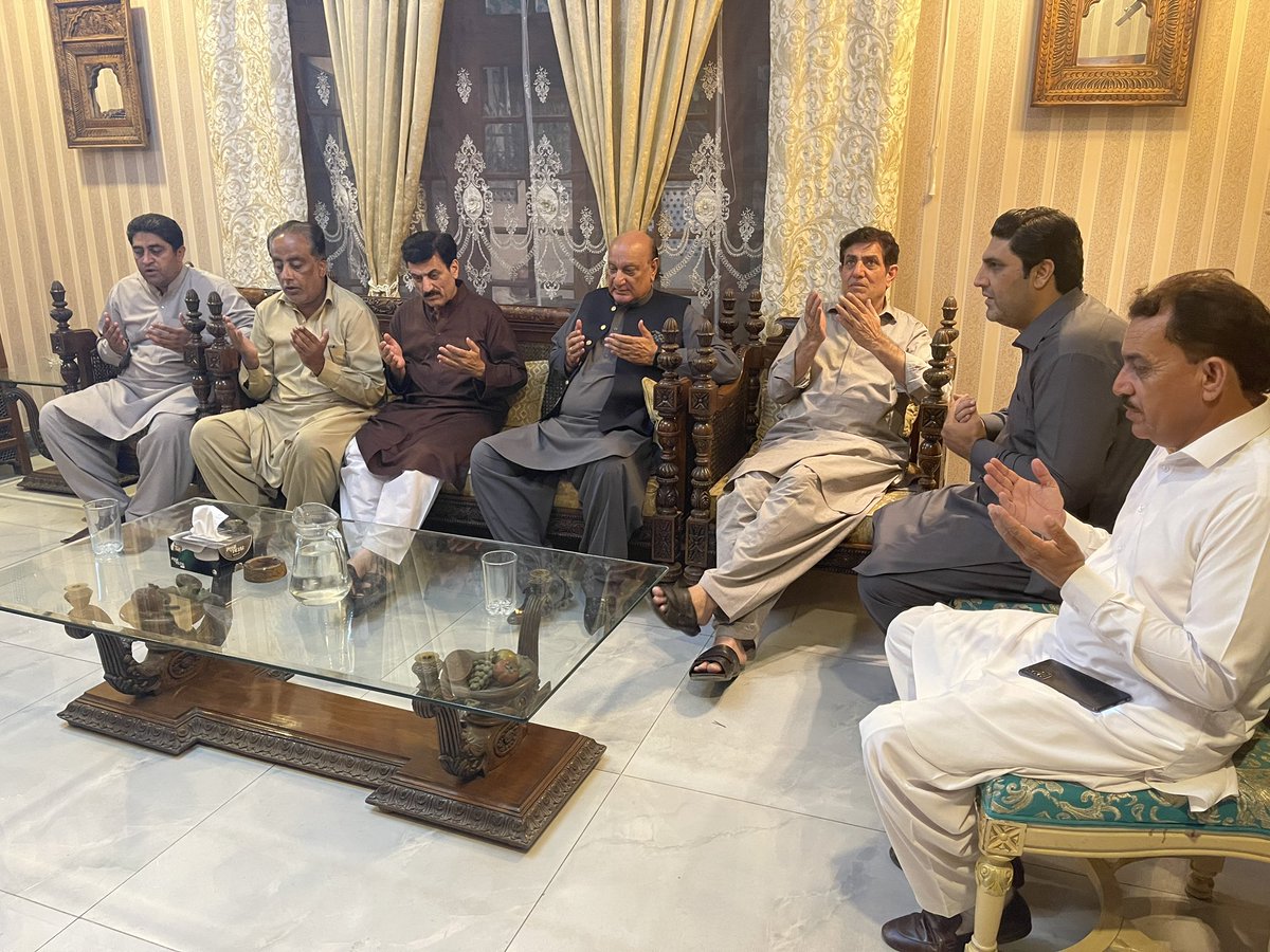 RajaBasharatLAW's tweet photo. راولپنڈی: خیبرپختونخواہ کے صوبائی وزیر ریوینیو اینڈ اسٹیٹ نذیر احمد عباسی، سلیم عباسی، وحید عباسی، نذیر سویٹس والوں کی والدہ حاجی خلیل عباسی مرحوم کی زوجہ کی وفات پر فاتحہ کیلئے رہنما پاکستان تحریک انصاف محمد بشارت راجہ کی آدڑہ آمد۔
#TeamMBR #NA55 https://t.co/xkQa73anHb