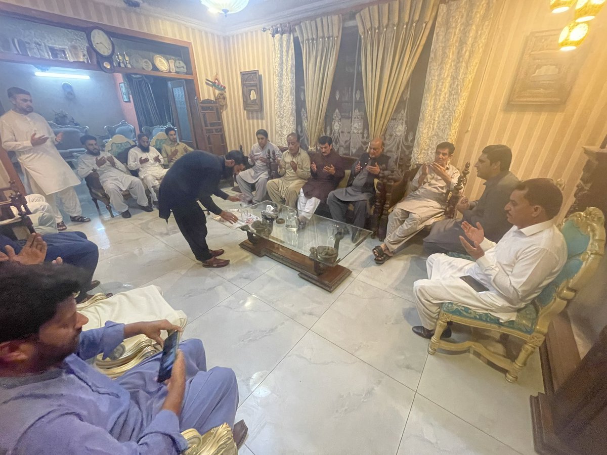 RajaBasharatLAW's tweet photo. راولپنڈی: خیبرپختونخواہ کے صوبائی وزیر ریوینیو اینڈ اسٹیٹ نذیر احمد عباسی، سلیم عباسی، وحید عباسی، نذیر سویٹس والوں کی والدہ حاجی خلیل عباسی مرحوم کی زوجہ کی وفات پر فاتحہ کیلئے رہنما پاکستان تحریک انصاف محمد بشارت راجہ کی آدڑہ آمد۔
#TeamMBR #NA55 https://t.co/xkQa73anHb