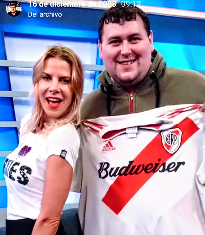 alerp91218's tweet photo. Resulta que de chico veías #BrigadaCola porque la mayoría del elenco te caía de diez, entre ellos @KarenReichardt1. De adolescente le hacés una nota en la tele, y terminás en su palco viendo a River clasificar a semifinales de Libertadores.
Se duerme tu hermana hoy 🤍❤️🤍 https://t.co/SOrIagfNTd