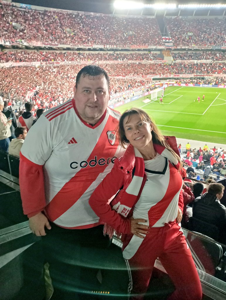 alerp91218's tweet photo. Resulta que de chico veías #BrigadaCola porque la mayoría del elenco te caía de diez, entre ellos @KarenReichardt1. De adolescente le hacés una nota en la tele, y terminás en su palco viendo a River clasificar a semifinales de Libertadores.
Se duerme tu hermana hoy 🤍❤️🤍 https://t.co/SOrIagfNTd