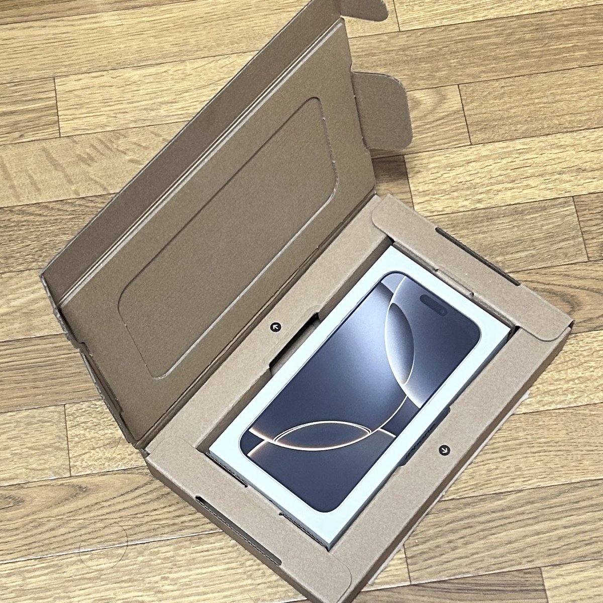 tomofire777's tweet photo. iPhone16ProMaxが届いた！
今Apple Storeのアプリみても、到着10/09-10/17になってるのに早く着きすぎて草
予約したみんなのところにも早く届け！
#iPhone16ProMax #早すぎ #AppleStore #うれしい誤算 #iPhone16 #早く届け https://t.co/8XHNo0C3Qm