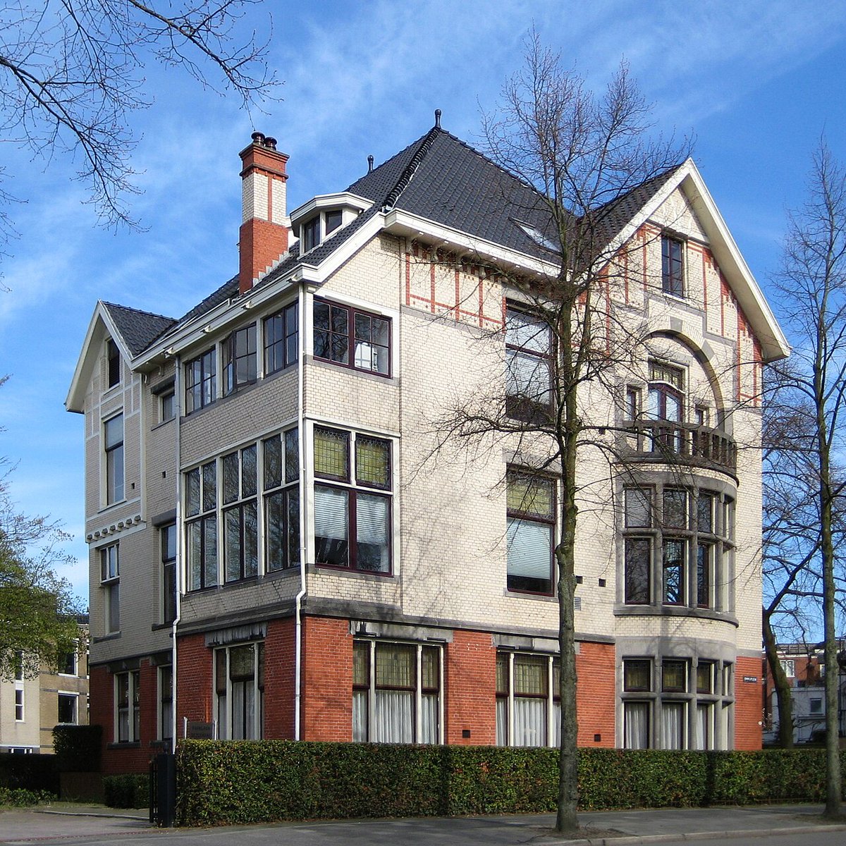Vergeten jullie niet architect Pieter Marinus Arnoldus Huurman te feliciteren? Hij werd vandaag in 1863 geboren. 

Hier twee van zijn wonderschone villa's om het te vieren❤️