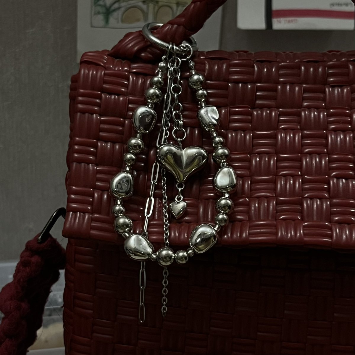 sapaaadiaa's tweet photo. Aesthetic bag charm and keychain✨

📌shopee https://t.co/jAr0IJOOD4