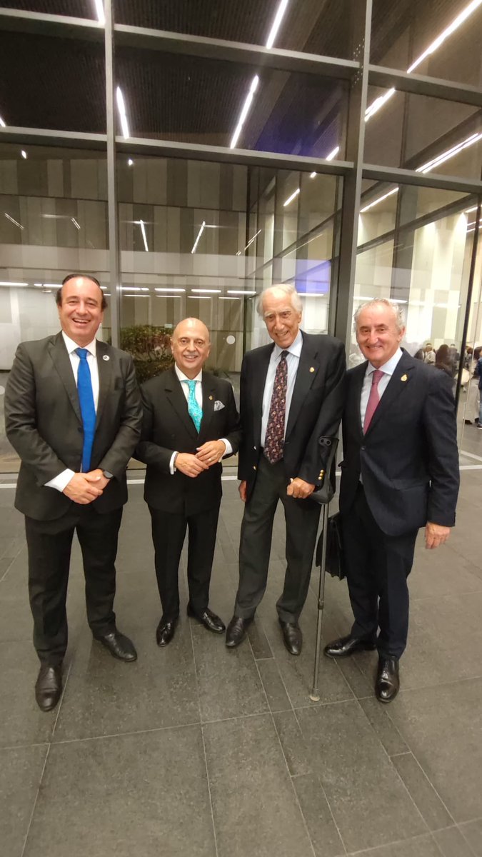 OMC_Esp's tweet photo. Anoche tuvo lugar la primera gala de Medicina de Extremadura en #Badajoz, una noche especial  conducida por el Dr. Pedro Hidalgo en la que se reconoció a la Unidad de trasplante hepático del Hospital Universitario de Badajoz y que contó con la presencia del Dr @TomasCoboCastro https://t.co/Jxq9UoNxpL