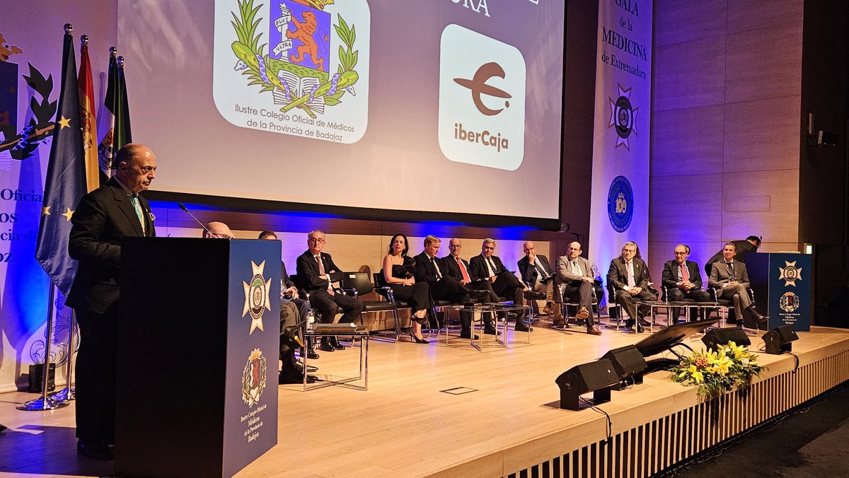 OMC_Esp's tweet photo. Anoche tuvo lugar la primera gala de Medicina de Extremadura en #Badajoz, una noche especial  conducida por el Dr. Pedro Hidalgo en la que se reconoció a la Unidad de trasplante hepático del Hospital Universitario de Badajoz y que contó con la presencia del Dr @TomasCoboCastro https://t.co/Jxq9UoNxpL