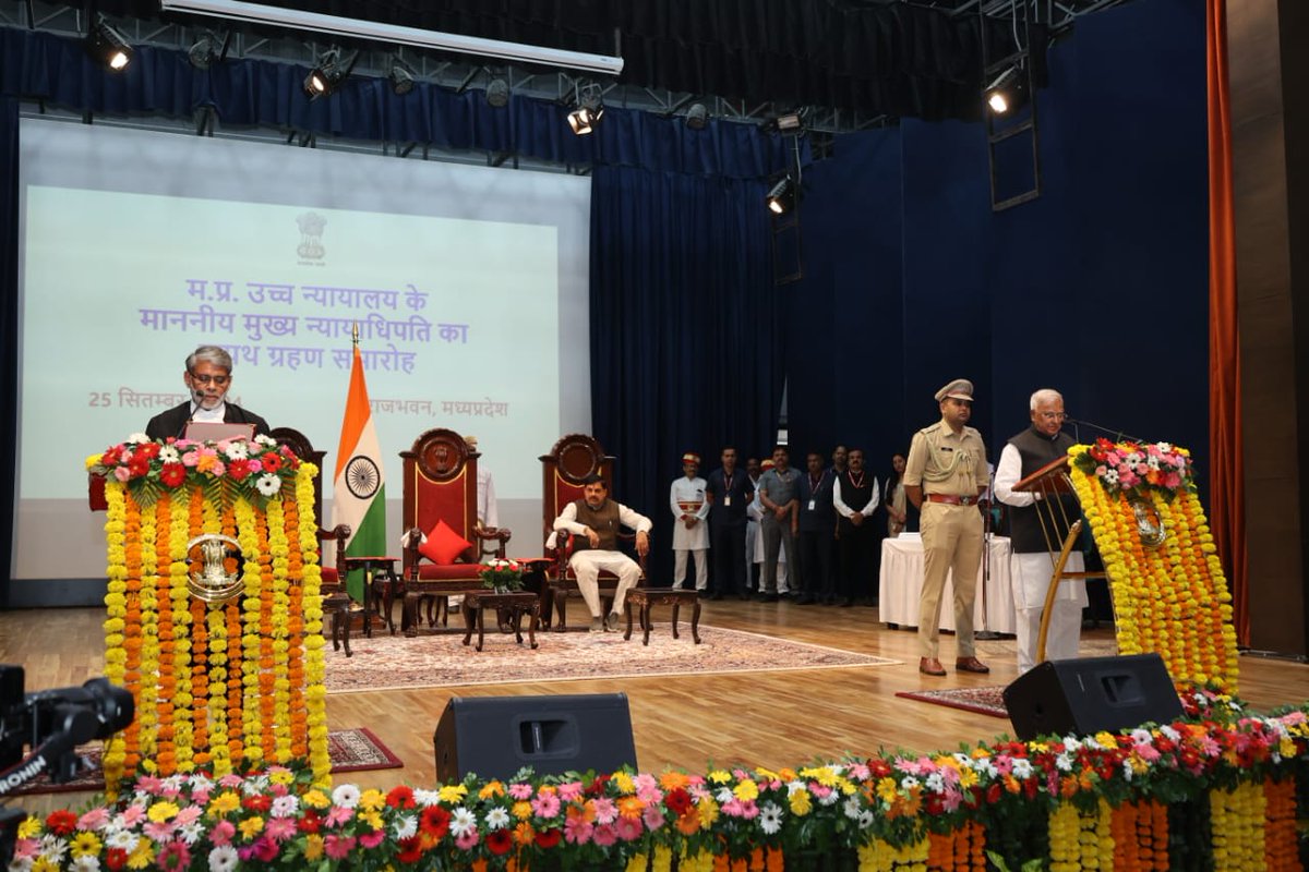 vdsharmabjp's tweet photo. आज राजभवन में माननीय राज्यपाल श्री मंगुभाई पटेल जी ने प्रदेश के उच्च न्यायालय के नवनियुक्त मुख्य न्यायाधीश माननीय न्यायमूर्ति श्री सुरेश कुमार कैत जी को शपथ दिलाई। नवीन दायित्व के लिए मेरी शुभकामनाएँ।
@GovernorMP https://t.co/cRS3QuaEDJ