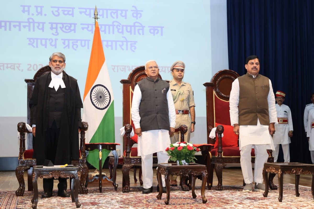vdsharmabjp's tweet photo. आज राजभवन में माननीय राज्यपाल श्री मंगुभाई पटेल जी ने प्रदेश के उच्च न्यायालय के नवनियुक्त मुख्य न्यायाधीश माननीय न्यायमूर्ति श्री सुरेश कुमार कैत जी को शपथ दिलाई। नवीन दायित्व के लिए मेरी शुभकामनाएँ।
@GovernorMP https://t.co/cRS3QuaEDJ