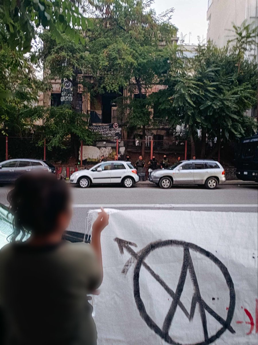 na_tzi's tweet photo. Σήμερα το πρωί αστυνομικές δυνάμεις εκκένωσαν εκ νέου την κατάληψη #libertatia
Έχουν πραγματοποιηθεί 3 συλλήψεις& 2προσαγωγές
Η συγκέντρωση απέναντι απ'το κτίριο έληξε
Συγκέντρωση αλληλεγγύης στους συλληφθέντες/είσες:δικαστήρια, 11.00
ΚΑΤΩ ΤΑ ΧΕΡΙΑ ΑΠ'ΤΙΣ ΚΑΤΑΛΗΨΕΙΣ
#antireport https://t.co/xOovbVj43Z