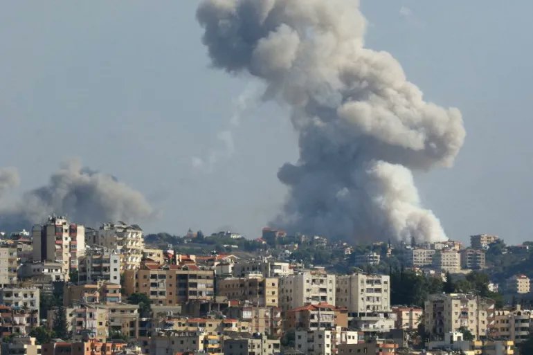 erlanishere's tweet photo. BERITA PENTING
Israel tengah melancarkan salah satu serangan udara terbesarnya sepanjang sejarah, 250 pesawat jet Israel menjatuhkan ribuan bom ke wilayah Lebanon. Dalam dua hari ini, 569 warga Lebanon terbunuh dan 1.835 lainnya luka-luka. https://t.co/eQgWehcIze
