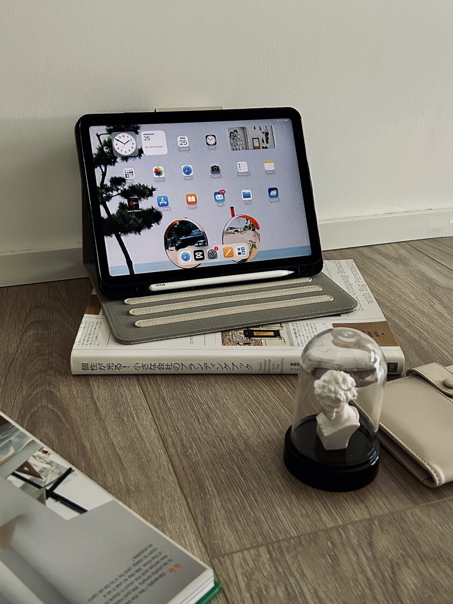 bungu_holic's tweet photo. 「オールインワン」のデザインコンセプトを追求したタブレットケース☝🏻

タブレットとペン、カード、紙の書類などをまとめて収納でき、持ち運びもスムーズ💼

忙しい毎日をサポートします✨

#タブレットカバー　#ipadcase #文房具　#オフィス用品　#プレゼント　#テレワークグッズ　#ipad勉強 https://t.co/vhwshNR0su