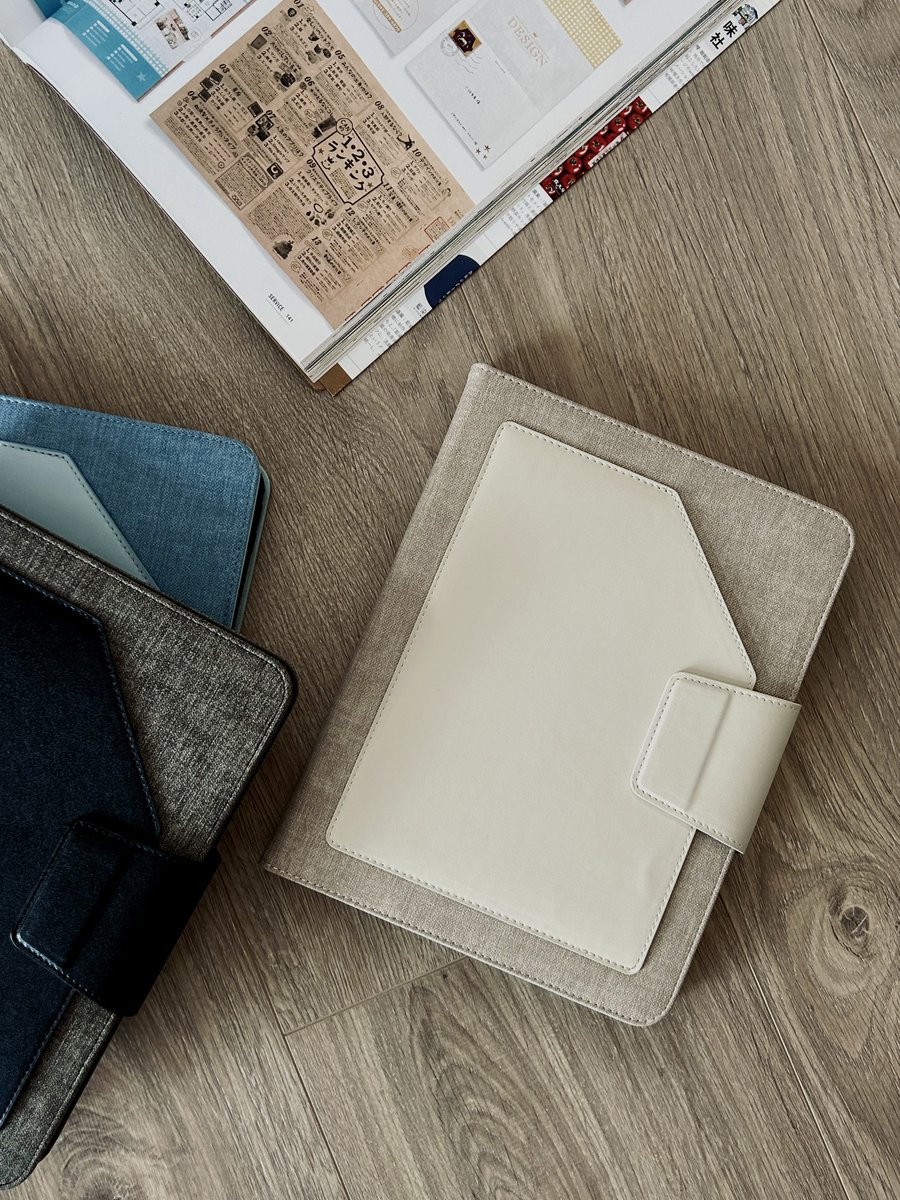 bungu_holic's tweet photo. 「オールインワン」のデザインコンセプトを追求したタブレットケース☝🏻

タブレットとペン、カード、紙の書類などをまとめて収納でき、持ち運びもスムーズ💼

忙しい毎日をサポートします✨

#タブレットカバー　#ipadcase #文房具　#オフィス用品　#プレゼント　#テレワークグッズ　#ipad勉強 https://t.co/vhwshNR0su