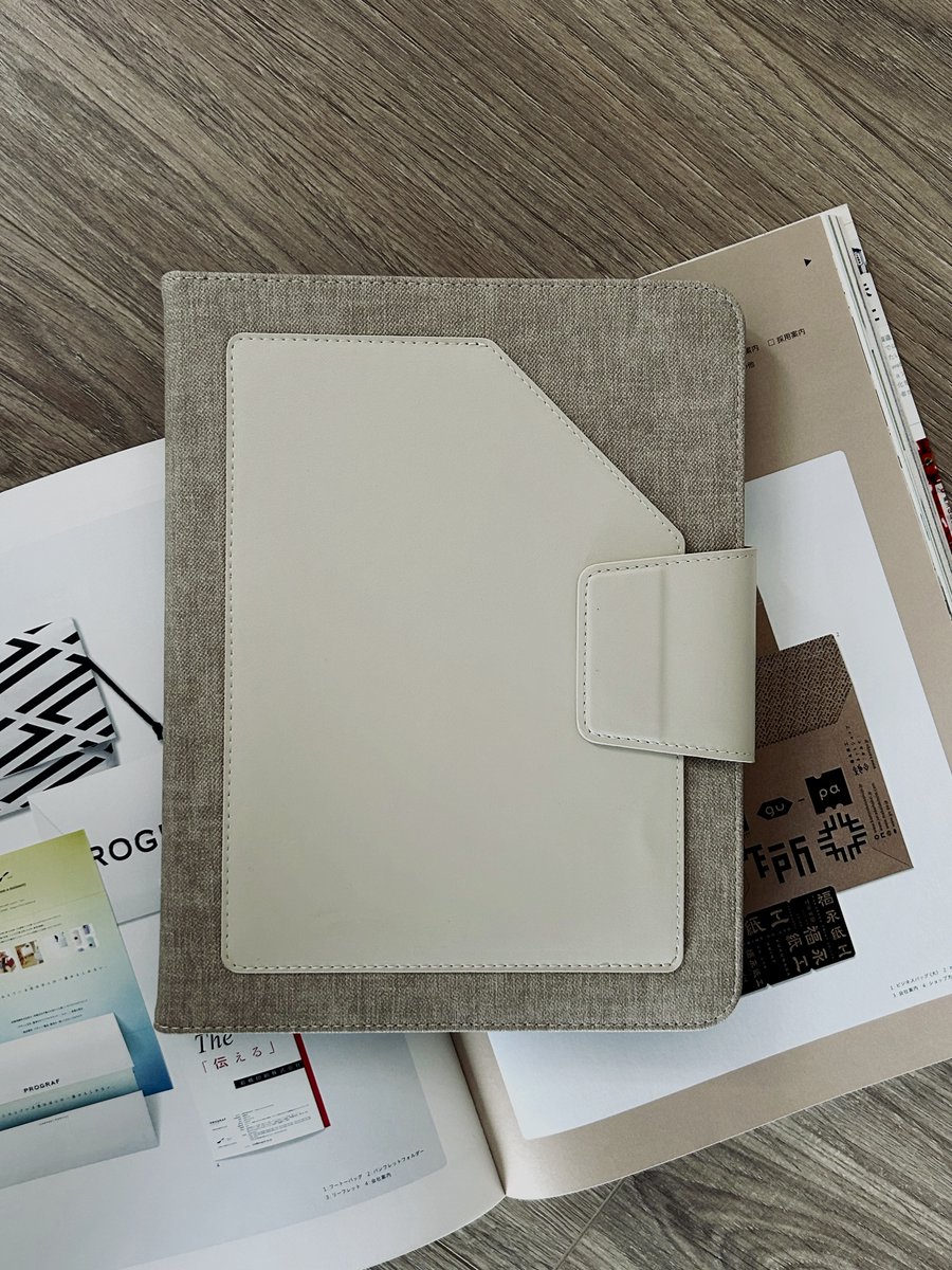 bungu_holic's tweet photo. 「オールインワン」のデザインコンセプトを追求したタブレットケース☝🏻

タブレットとペン、カード、紙の書類などをまとめて収納でき、持ち運びもスムーズ💼

忙しい毎日をサポートします✨

#タブレットカバー　#ipadcase #文房具　#オフィス用品　#プレゼント　#テレワークグッズ　#ipad勉強 https://t.co/vhwshNR0su