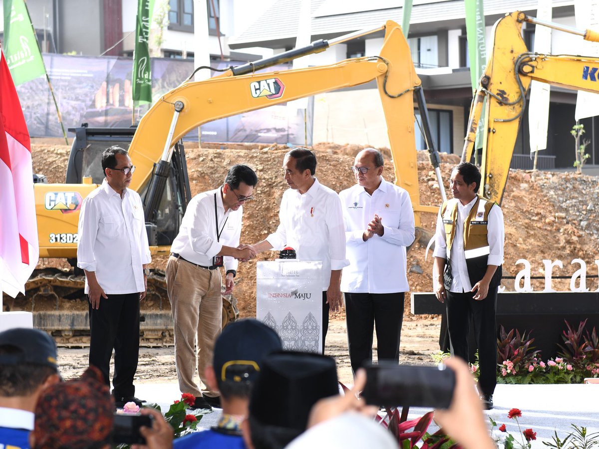 jokowi's tweet photo. Hari ini resmi dilakukan groundbreaking Teras Hutan Ibu Kota Nusantara by Plataran di atas lahan seluas 2.000 meter persegi di kawasan IKN. Saya mengapresiasi komitmen Plataran, sebagai salah satu pelaku industri pariwisata kelas dunia, untuk berinvestasi di IKN. Pembangunan ini diperkirakan selesai dalam satu tahun dan akan menjadi venue bertaraf internasional.

Investasi seperti ini menjadi kontribusi penting untuk menciptakan ekosistem yang baik dalam mendukung perkembangan IKN sebagai pusat pemerintahan dan ekonomi baru. 

***
Foto: Kris - Biro Pers Sekretariat Presiden
Lokasi: Ibu Kota Nusantara (IKN), Provinsi Kalimantan Timur. Rabu, 25 September 2024.