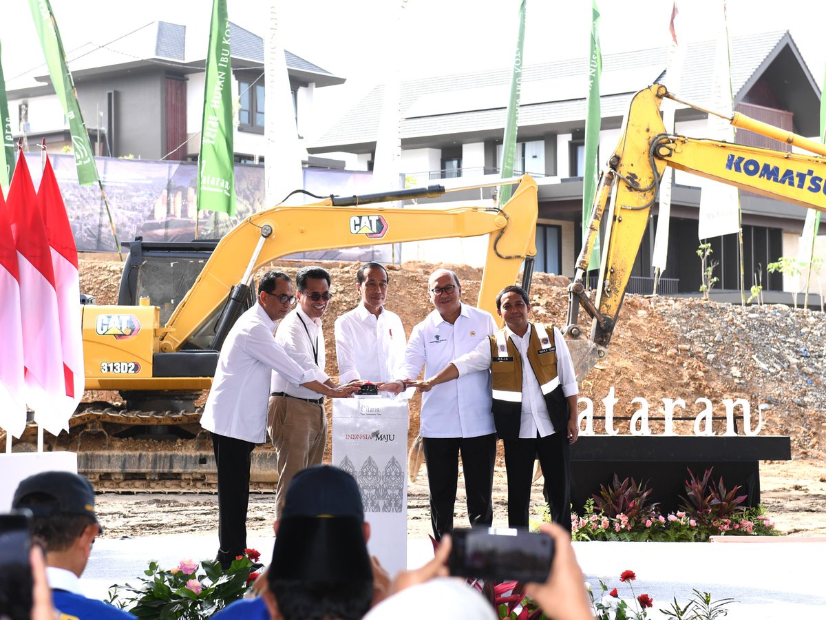 jokowi's tweet photo. Hari ini resmi dilakukan groundbreaking Teras Hutan Ibu Kota Nusantara by Plataran di atas lahan seluas 2.000 meter persegi di kawasan IKN. Saya mengapresiasi komitmen Plataran, sebagai salah satu pelaku industri pariwisata kelas dunia, untuk berinvestasi di IKN. Pembangunan ini diperkirakan selesai dalam satu tahun dan akan menjadi venue bertaraf internasional.

Investasi seperti ini menjadi kontribusi penting untuk menciptakan ekosistem yang baik dalam mendukung perkembangan IKN sebagai pusat pemerintahan dan ekonomi baru. 

***
Foto: Kris - Biro Pers Sekretariat Presiden
Lokasi: Ibu Kota Nusantara (IKN), Provinsi Kalimantan Timur. Rabu, 25 September 2024.