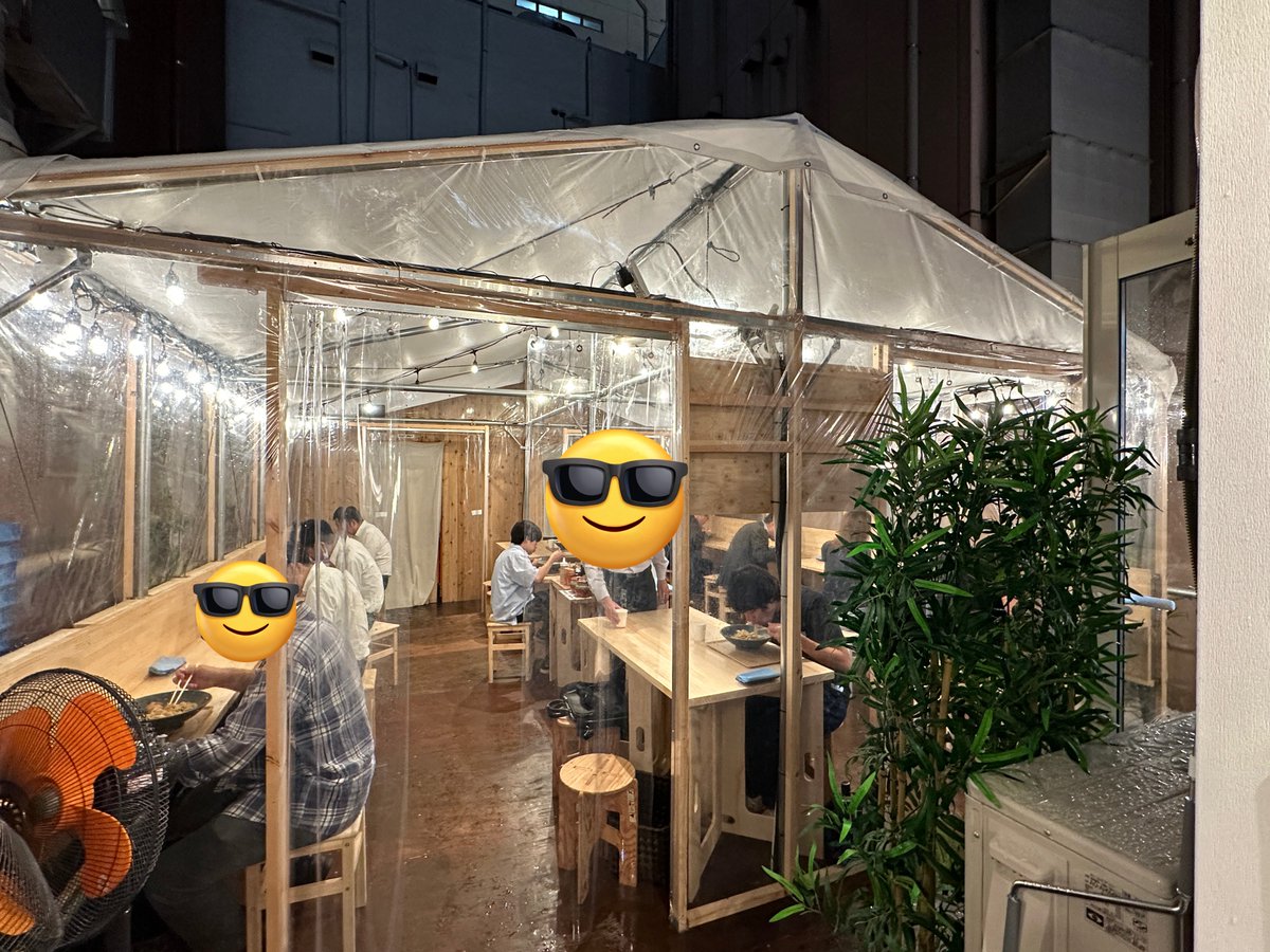 michsuzu's tweet image. 秋葉原の昭和通り口にオープンしたがっつりうどんで、ぶっかけうどん並(300円)を食べてみた。幅広麺でコシがあっておいしい

非大型チェーンなのに、最安価格帯が丸亀製麺(釜揚げ並340円)やはなまるうどん(かけ小330円)より安いのはすごい。店舗が仮設っぽいのが気になったけど、これはこれでいいかも