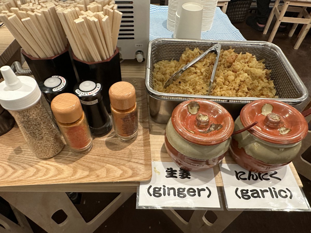 michsuzu's tweet image. 秋葉原の昭和通り口にオープンしたがっつりうどんで、ぶっかけうどん並(300円)を食べてみた。幅広麺でコシがあっておいしい

非大型チェーンなのに、最安価格帯が丸亀製麺(釜揚げ並340円)やはなまるうどん(かけ小330円)より安いのはすごい。店舗が仮設っぽいのが気になったけど、これはこれでいいかも